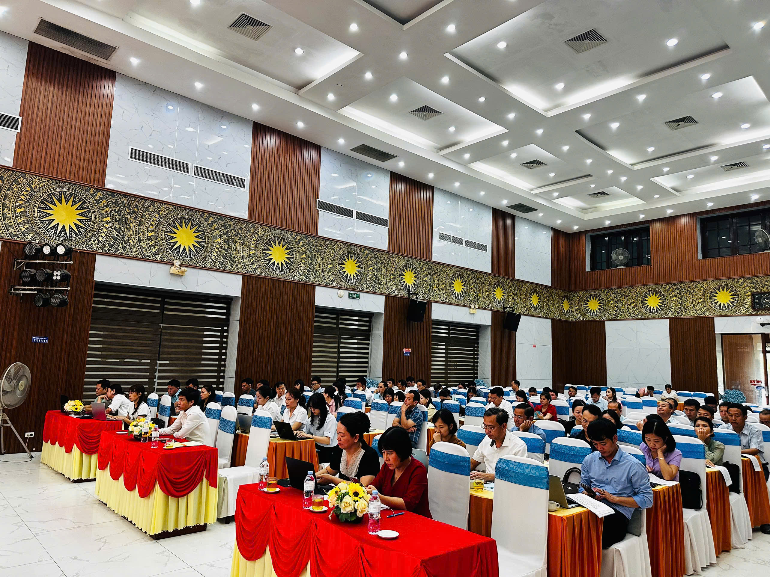 Trung tâm DVC ngành Tài chính và ĐTPT khai giảng lớp tập huấn Luật Ngân sách và các văn bản hướng dẫn Luật cho 44 xã